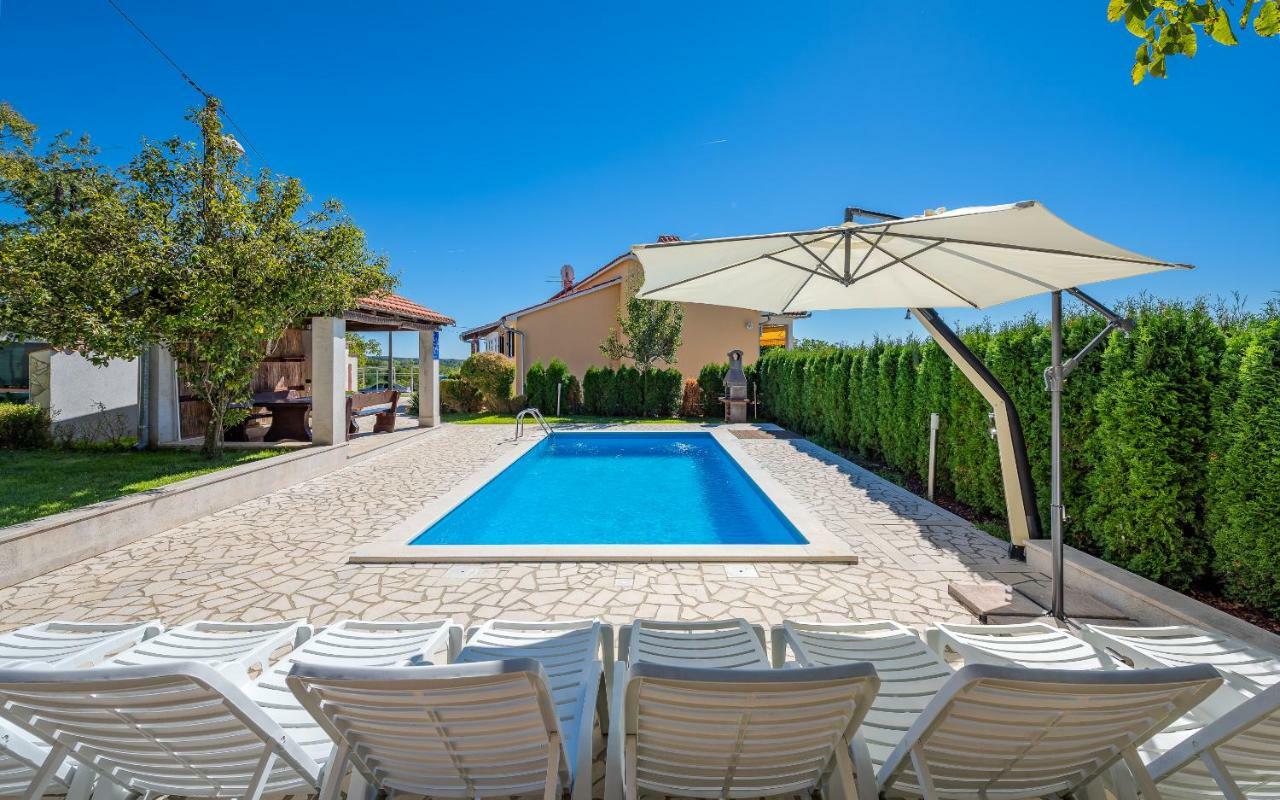 House Semy With Private Pool Villa Pazin Ngoại thất bức ảnh
